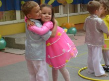 Цветна феерия на празника в ЦДГ "Наталия" в район "Източен"