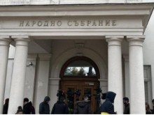Тежки преговори между ГЕРБ-СДС и ПП-ДБ в парламента