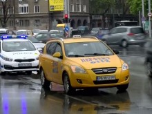 Такси блъсна пешеходец до Сточна гара