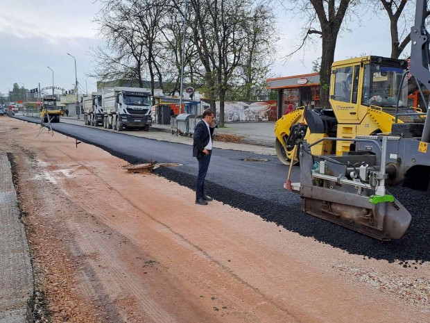 </TD
>Заради дъждовното време асфалтирането на Брезовско шосе“ в участъка от
