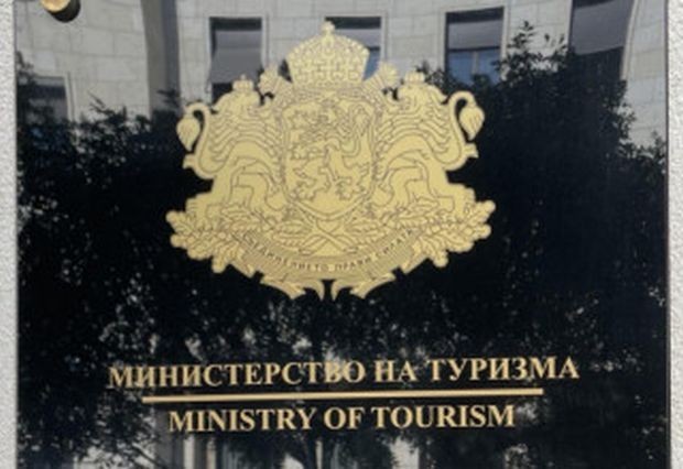 Министерството на туризма отличи ректора на УХТ проф. Пламен Моллов за принос в развитието на устойчивия туризъм