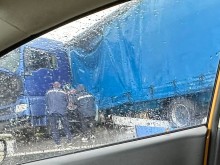 Обърнат тир на АМ "Тракия", хвърчат линейки