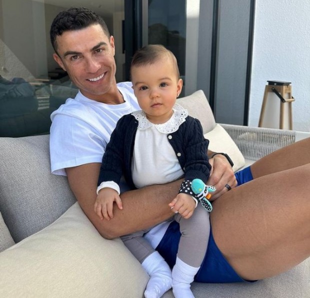 Футболистът Кристиано Роналдо публикува емоционална снимка с малката си дъщеричка