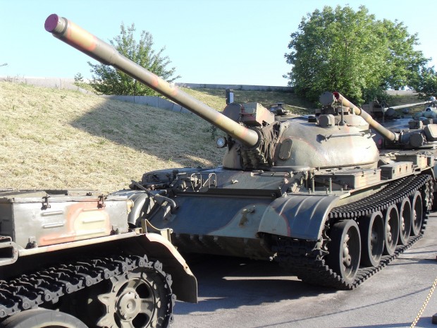 Русия пусна в Украйна танкове от времето на Сталин
