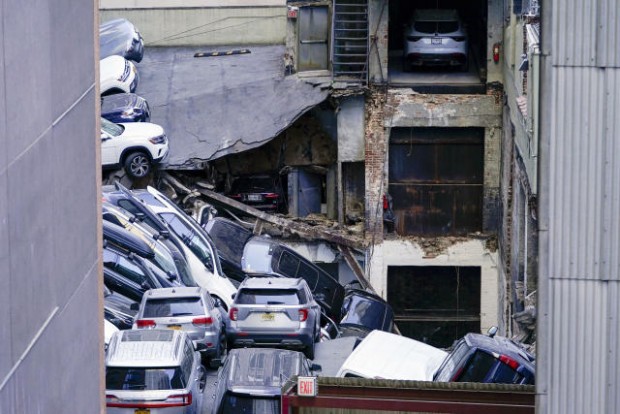 Сграда рухна във финансовия квартал на Манхатън, има загинал и пострадали
