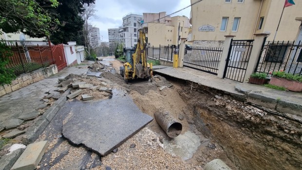 Напълно разрушена е настилката на улица Петър Скорчев във Варна