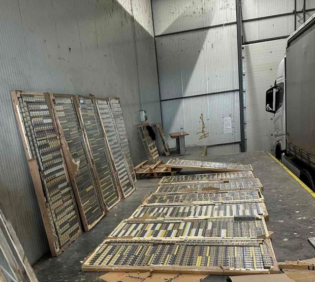 Митничари откриха близо 200 000 къса контрабандни цигари в товарен автомобил