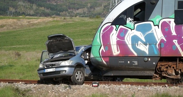 Без наранявания са хората в блъснатия от влак лек автомобил край Кюстендил