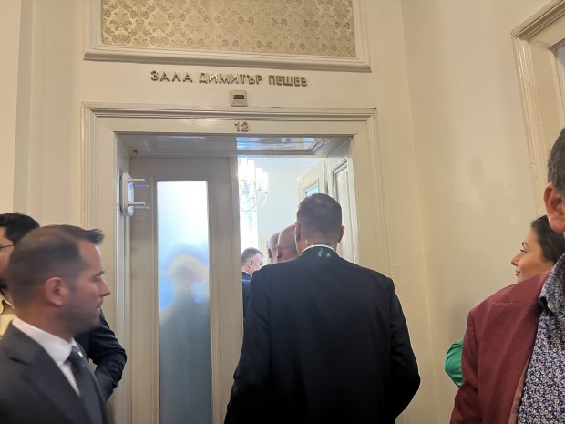 Бойко Борисов влезе в стаята на "Възраждане" в парламента, срещата им започна