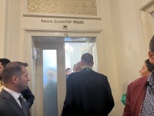 Бойко Борисов влезе в стаята на "Възраждане" в парламента, срещата им започна