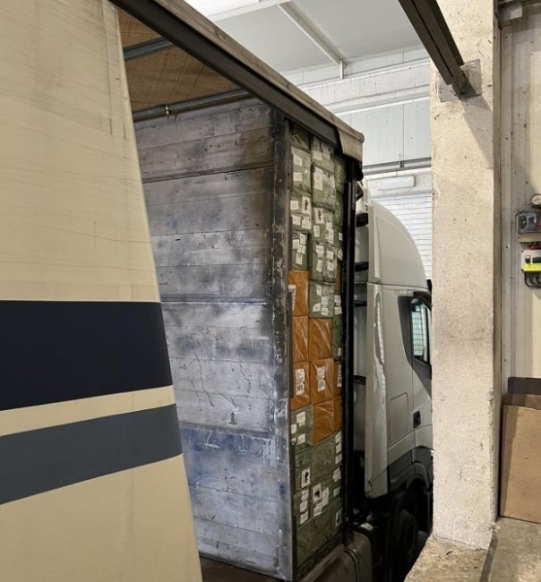 Откриха контрабандни стоки за над 1 млн. лв. в двойни стени на четири товарни автомобила
