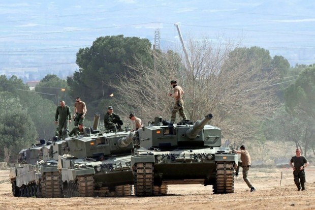 Шест испански танка са доставени в Сантандер за по-нататъшен трансфер в Украйна