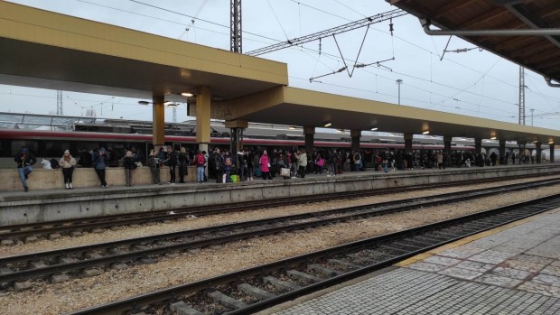 Младеж изживя истински кошмар във влак на гара Пловдив, бил е сам в купето