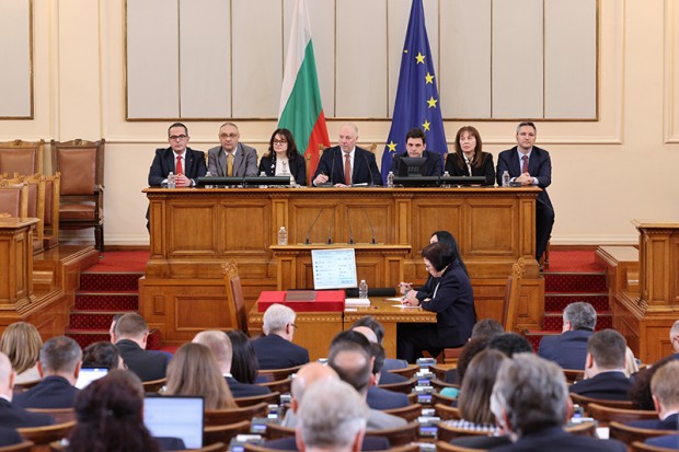 Депутатите избраха председател на 49-ото НС (Обзор)
