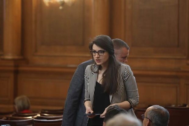 Народните представители прекратиха пълномощията на Лена Бориславова като депутат   За гласуваха 181