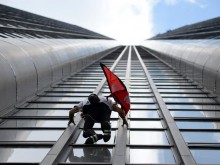 Френският "спайдърмен" изкачи небостъргач в протест срещу пенсионна реформа на Макрон
