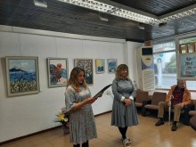 Даниела Славова откри първата си самостоятелна изложба "Светове с цветове" в Смолян