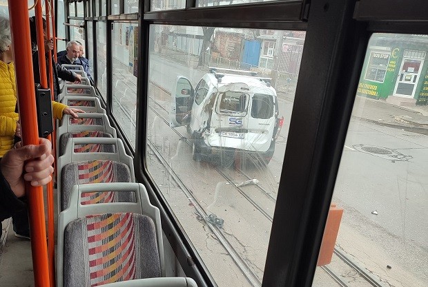 Трамвай и лек автомобил се сблъскаха на "К. Величков" в София