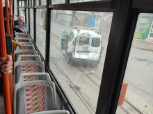 Трамвай и лек автомобил се сблъскаха на "К. Величков" в София