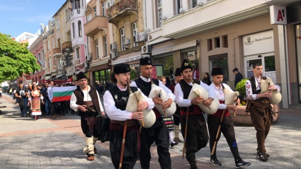 </TD
>Пловдив почете 147-та годишнина от Априлското въстание с шествие и