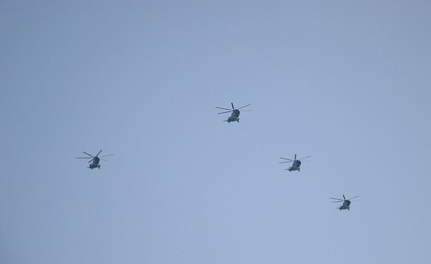 TD Пет хеликоптера в небето над Благоевград стреснаха благоевградчани в обедните