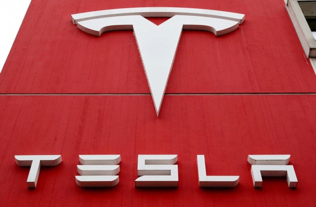 Акциите на Tesla потъват заради стратегията на Мъск
