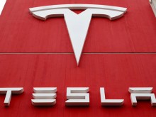Акциите на Tesla потъват заради стратегията на Мъск