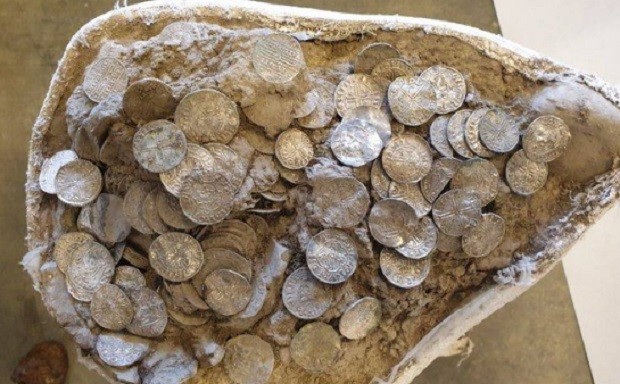 Две съкровища, съдържащи общо почти 300 сребърни монети на хиляди години,