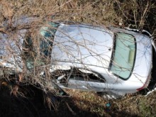 21-годишна жена падна в 30-метрово дере с колата си