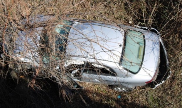 Кола падна в дере в Свиленградско съобщиха от полицията Сигналът за инцидента в