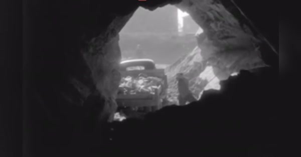 </TD
>Кратко филмче от края на 1950-те показва прокопаването на Тунела