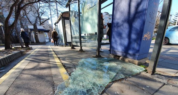 26-годишен варненец беше наказан, защото изпочупи стъкло на автобусна спирка