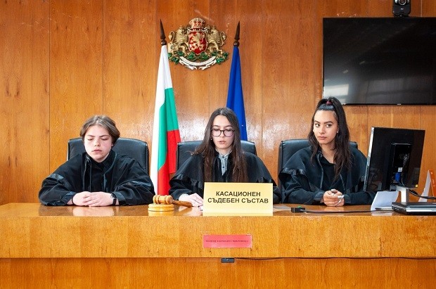 Десетокласници от Смолян участваха в симулативен съдебен процес