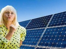Баба помля с камъни соларни панели – миришели й