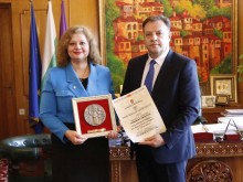 Кметът на Търново награди заместник-министъра на туризма