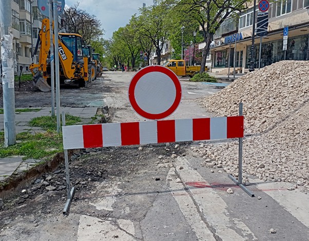Една от най-натоварените улици във Варна временно е затворена за