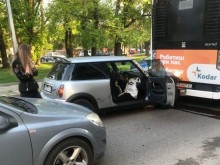 Автомобил се удари в автобус от градския транспорт в Пловдив