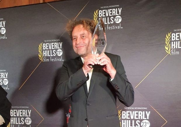 Тео Ушев се разплака в "мрежата", взе голямата награда от кинофестивала в Бевърли Хилс