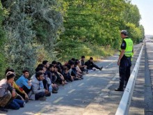 Задържаха на границата трафикант на мигранти