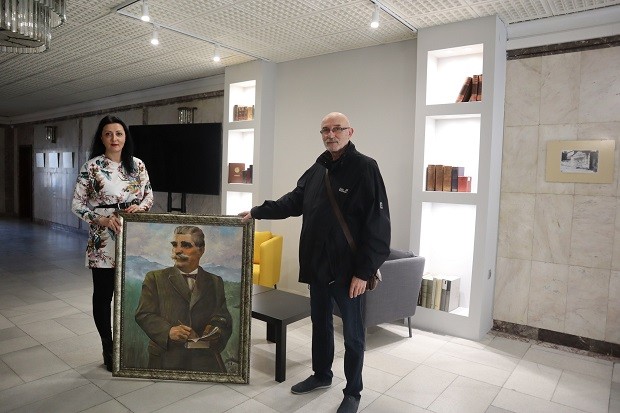 Любител художник дари портрет на Вазов на Регионалната библиотека в Добрич