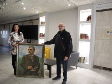 Любител художник дари портрет на Вазов на Регионалната библиотека в Добрич
