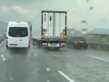 Брутална градушка на АМ "Тракия", половината коли спряха!