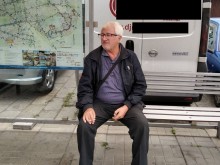 Вече 2 години пловдивчани чакат да се сложи нормален навес на спирка