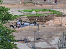 Кола се обърна по таван вътре в изкоп на булевард в Пловдив