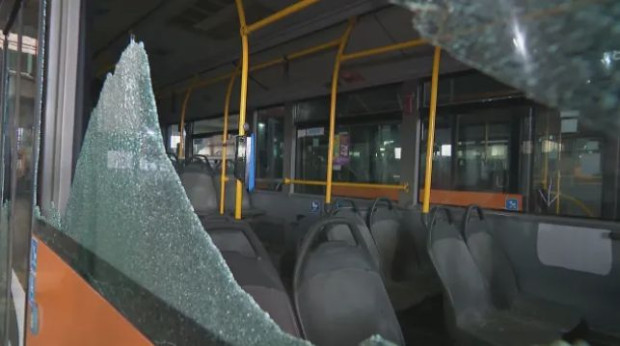 Атака с камъни: Изпочупиха всички прозорци на автобус в София