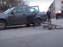 Три счупени ребра за велосипедист след сблъсък с автомобил