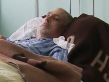 Mъж подслонява човек, който впоследствие му нанася жесток побой