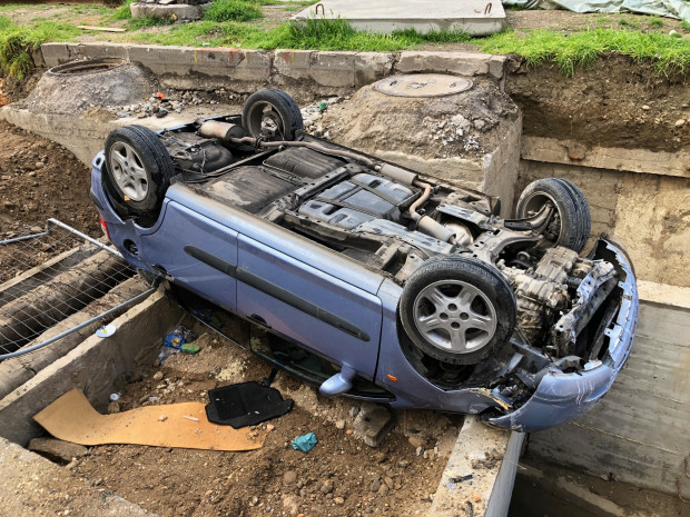 170 км/ч е развила колата, паднала в изкоп в Пловдивско