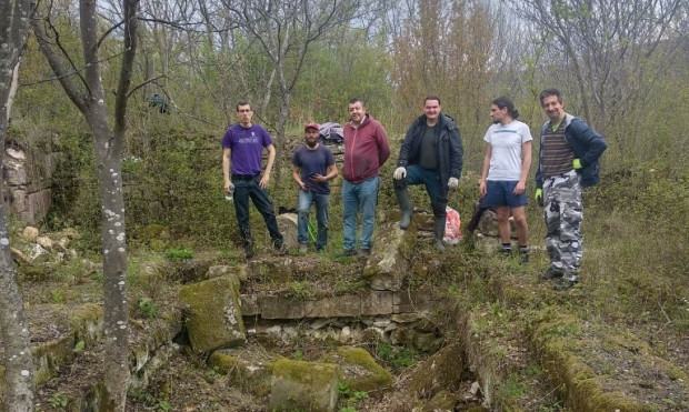 Старозагорци чистиха античната вила рустика при язовир "Чаталка"