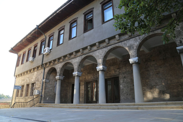 Актьори и музейни експерти подреждат изложба във Велико Търново